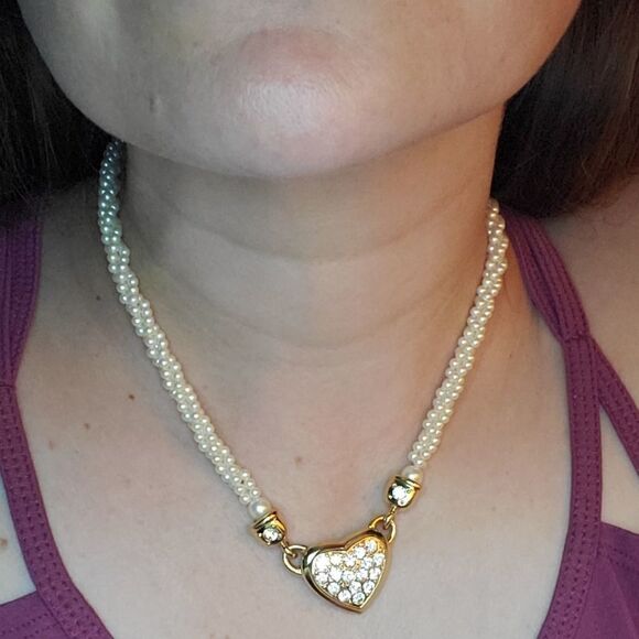 Beautiful ivory Pearl Necklace With gold tone heart. - Picture 2 of 12